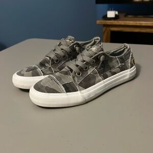 Size 7 women’s Blonfish Malibu sneakers. In good condition.